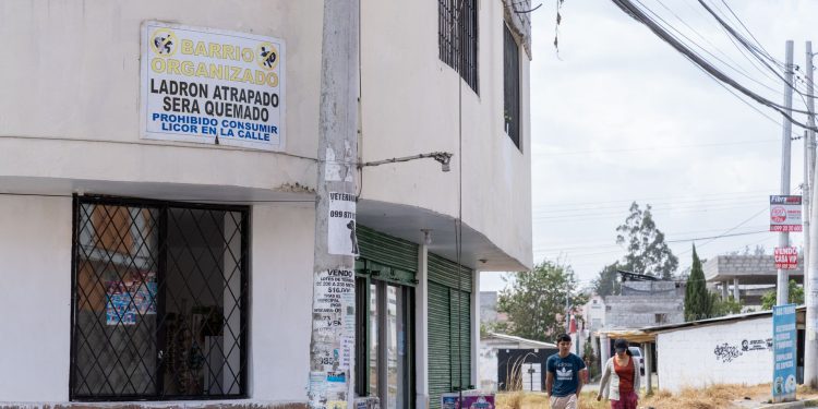 Barrio Zavala, al norte de Quito. Este barrio ha tenido una importante organización barrial para combatir la delincuencia y presionar para tener el apoyo de la policía para patrullajes diurnos y nocturnos.  Parroquia Calderón - Quito, Ecuador, 2023
Fotógrafa: Ana María Buitrón