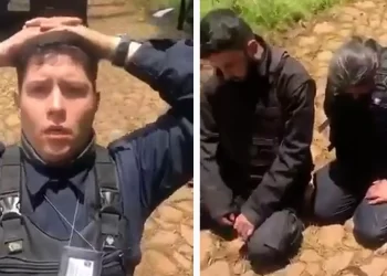 Sicarios armados someten e interrogan a policías en Jalisco