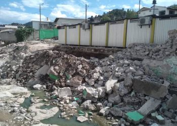 Retiran barda a punto de colapsar en CCU de Guadalupe y Calvo