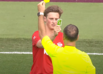 Jugador muestra carta “reversa” del UNO al árbitro que lo amonestó
