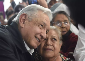 AMLO anuncia que pensión de adultos mayores será entregada mensual o quincenal