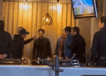VIDEO | Exdiputado Fernando Reyes LE AVIENTA VASO DE AGUA a Javier Corral en un restaurante