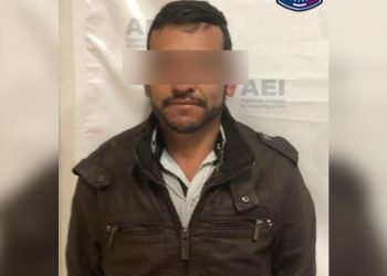 Estaciona plataforma cargada de madera y sin señalamientos; un automóvil se impactó