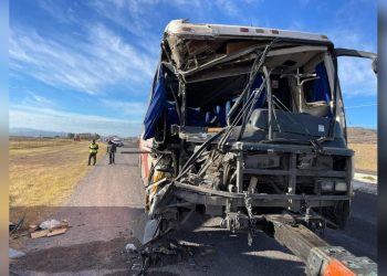 Parralense herido en choque entre autobús de Rápidos Delicias y camión cargado de leña rumbo a Cuauhtémoc
