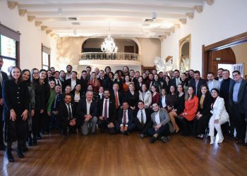 Celebra la UACH su posada en Palacio de Gobierno con Maru Campos