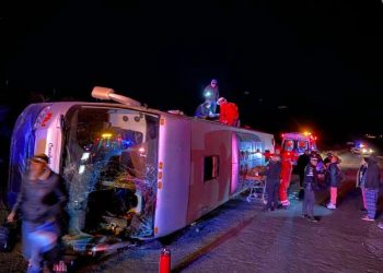 15 LESIONADOS al VOLCAR autobús de pasajeros en la vía corta, casi llegando a Parral