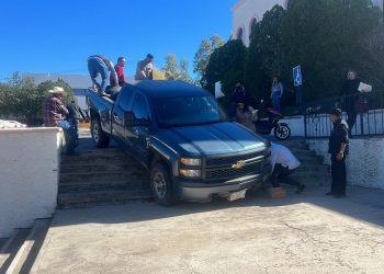Cae camioneta en escaleras de estacionamiento de Presidencia | VIDEO y FOTOS