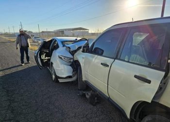 Se estrella camioneta contra automóvil en la carretera a López