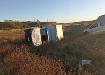 Se sale del camino y VUELCA rumbo a Jiménez; se lesionó el hombro