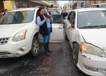 Se estaciona, abre la puerta para bajarse y se le estampa otro automóvil en la Mercaderes
