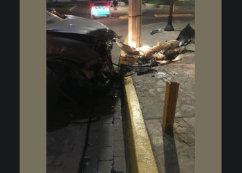 CHOCA afuera del Teatro Hidalgo; abandona la camioneta, que era ROBADA y luego ASALTA el Oxxo