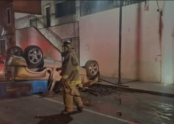 Camioneta cae desde altura de 20 metros hasta la Avenida Centenario
