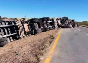 VOLCADURA de tráiler provoca cierre de la carretera Parral – Jiménez