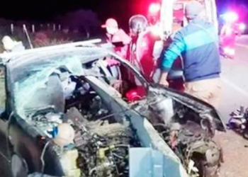 Conductor atrapado en su Jetta luego de volcarse cerca de la Y Griega, rumbo a San Francisco del Oro