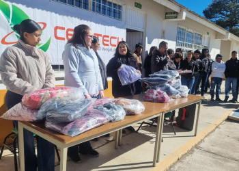 Apoyan con chamarras a 110 estudiantes del CECyTECH en El Vergel