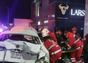 Agente estatal EBRIO se pasa semáforo en rojo, CHOCA y provoca MUERTE de otro conductor