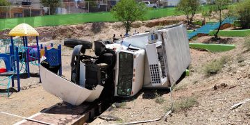 Camión cargado con carne termina dentro de campo de béisbol tras aparatosa volcadura