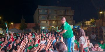 Chava Calderón vio el partido de México en la Plaza de la Identidad junto a cientos de parralenses
