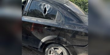 Denuncia automovilista ataque de grupo de motociclistas que destrozaron su vehículo