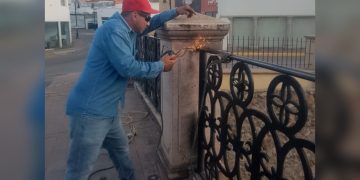 Servicios Públicos repara barandal del puente Guadalupe Victoria y juego infantil en Puerta del Tiempo