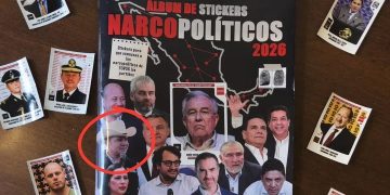Esteban Villegas aparece en la portada del álbum “Narcopolíticos” presentado por periodistas y activistas