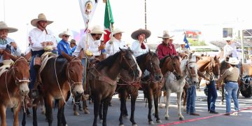 Desfila la Gran Cabalgata Villista por la ciudad de Chihuahua