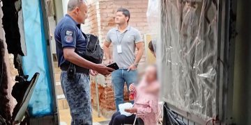Rescata a adulta mayor en situación de abandono tras colapso de una barda