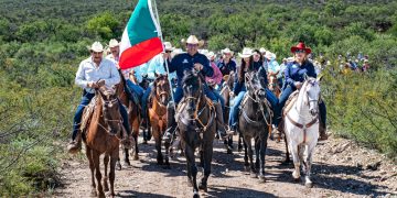 Alcalde Salvador Calderón da la bienvenida oficial a los cabalgantes en Zapién tras recorrer cientos de kilómetros