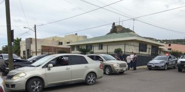 Fuerte choque deja cuantiosos daños materiales en el cruce de las calles 20 y 5ª de Parral