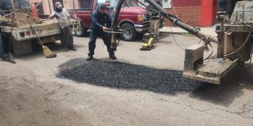 Obras Públicas intensifica labores de bacheo y retiro de material por lluvias