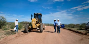 Gestión de alcalde Salvador Calderón hace posible la rehabilitación de caminos rurales en Parral