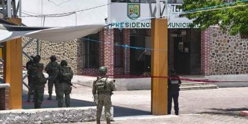 Sicarios irrumpen en palacio municipal y maŧan a alcalde de Temoac, Morelos